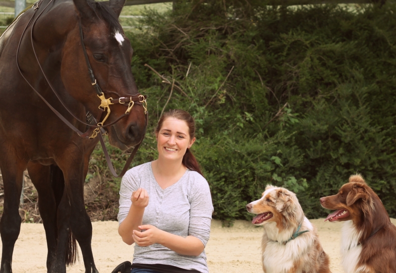 Kati mit Pferd und Hund